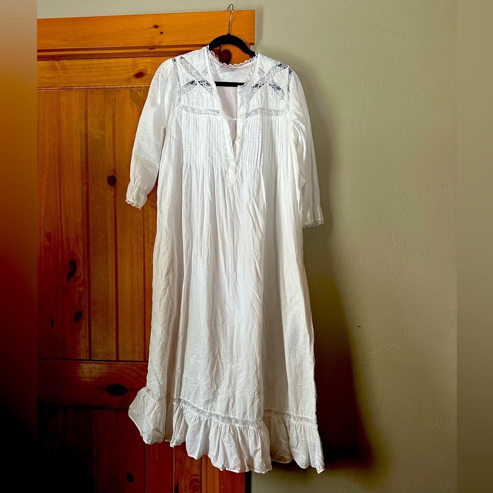 Vintage Saybury cotton white nightgown nightdress - size M. Cottagecore
